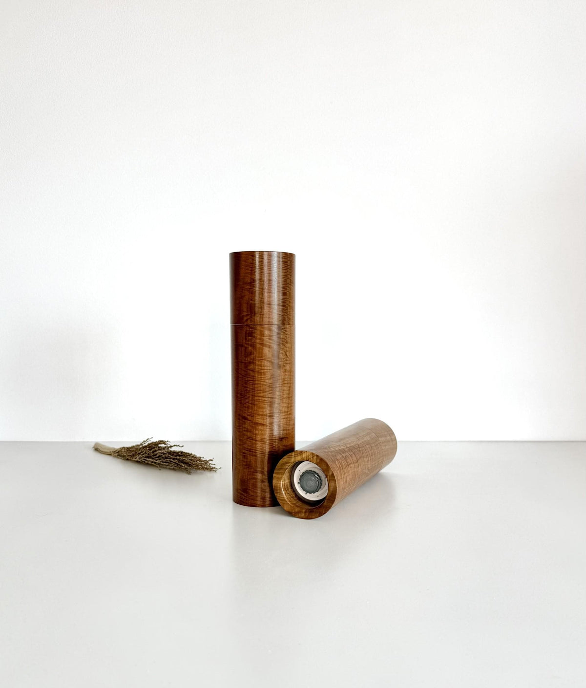 Curly York Gum Pepper Grinder Set, Modern Ceramic Salt Mill